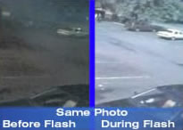 Il lampo del bolide (a destra) visto dalla telecamera di un parcheggio